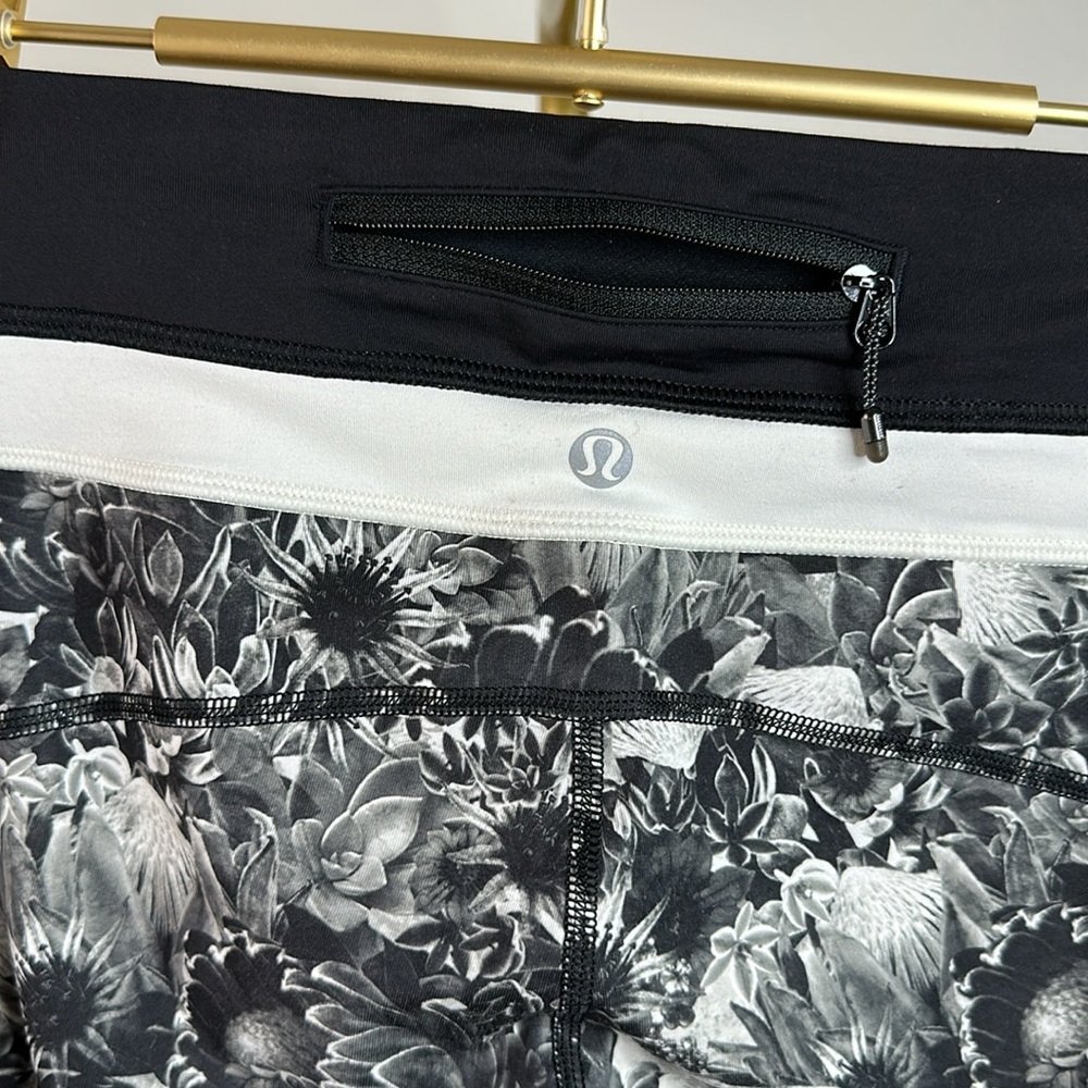 113. Lululemon Up The Pace Crop
Flowabunga Black Angel Wing / Black / Angel Wing - Picture 12 of 13